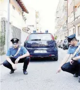  ?? Ansa ?? I carabinier­i in via Turati a Settimo