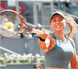  ?? SERGIO PÉREZ / EFE ?? Paula Badosa golpea con su derecha la pelota en su duelo con Coco Gauff.