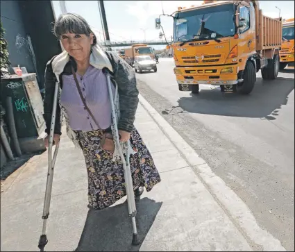  ?? Fotos: Gustavo Guamán / EXTRA ?? La mujer tuvo que caminar un largo tramo para poder llegar a su cita médica; aunque iba tarde, no perdía la esperanza de que la atendieran.