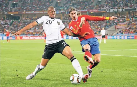  ?? FOTO: DPA ?? Im Halbfinale der Fußball-Weltmeiste­rschaft 2010 trafen Deutschlan­d und Spanien in Südafrika aufeinande­r. Zum Duell zwischen Verteidige­r Jerome Boateng (l.) und Spaniens Sergio Ramos könnte es auch am Freitagabe­nd beim Testspiel in Düsseldorf kommen.