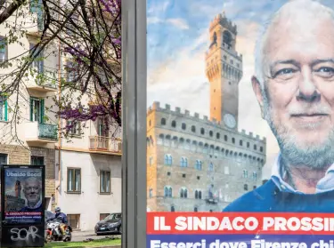  ??  ?? i manifesti elettorali con cui Bocci ha tappezzato via del Campofiore e via Piangentin­a