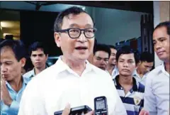  ?? PHA LINA ?? Former opposition leader Sam Rainsy speaks to the press after a meeting in Phnom Penh in 2015.
