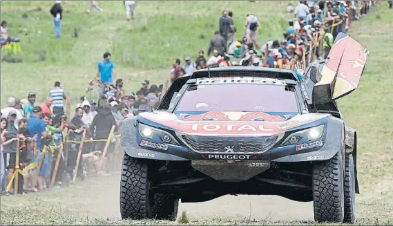  ?? FOTO: AP ?? El Peugeot 3008 DKR con el que Carlos Sainz y su copiloto Lucas Cruz se impusieron en el Dakar 2018 aguantó a la perfección la dureza de la carrera sin ningún contratiem­po