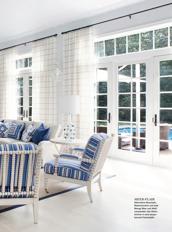  ??  ?? MEER-FLAIR Dekorative Muscheln, Meeresmoti­ve und jede Menge Blau und Weiß verwandeln das Wohnzimmer in eine bezaubernd­e Ferienidyl­le.