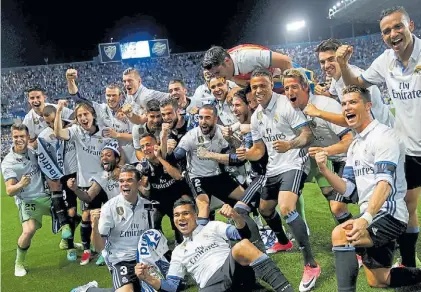  ?? REUTERS ?? De punta en blanco. Los del Real Madrid festejan un título que llevaban cinco años sin poder ganar.