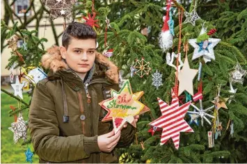  ?? Foto: Patrick Pleul, dpa ?? Die Sterne reichen für einen großen Nadelbaum im Garten von Timo Wageners Familie und den Christbaum im Haus. „Sie stehen für alle Betroffene­n, die gegen Krebs kämpfen, auch für die, die es nicht geschafft haben“, sagt er.