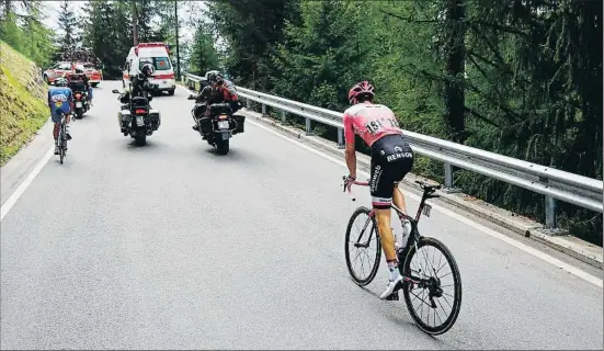  ?? LUK BENIES / AFP ?? Tom Dumoulin, aislado después de sus problemas físicos, tuvo que reaccionar con coraje para no perder todas las opciones de victoria