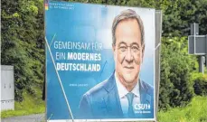  ?? FOTO: FOTOSTAND/IMAGO IMAGES ?? CSU-Plakat in Oberfranke­n: Viele Christsozi­ale hätten lieber mit einem anderen Kanzlerkan­didaten geworben.