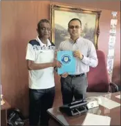 ??  ?? South African coach Karnagaran “Katz” Naidoo, left, presents the football coaching manual he compiled to Shrinivas Dempo, chairman of Indian club Dempo SC