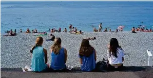  ?? AP ?? Strandferi­en – hier in Nizza – rücken für Schweizer Ferienhung­rige wieder näher.