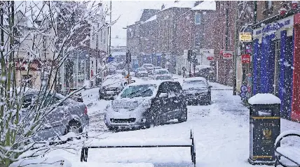  ?? ?? Winter preparatio­n A blizzard hits the centre of Blairgowri­e in 2015. Pic: David Phillips