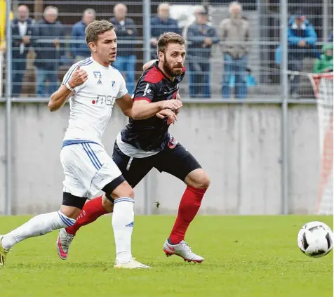  ?? Foto: Julian Leitenstor­fer ?? Philipp Siegwart (rechts) brachte die Landsberge­r gegen Ismaning mit 1:0 in Führung. Kurz vor Schluss wurde er mit Rot vom Platz geschickt.