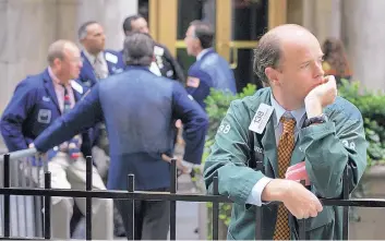  ?? MARK LENNIHAN/ASSOCIATED PRESS ?? Stockbroke­r Andrew O’Connor takes a break from his floor position at the New York Stock Exchange in New York on Sept. 15, 2008.