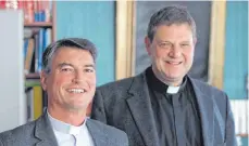  ?? FOTO: NYF ?? „Der Tod zieht sich immer mehr ins Private zurück“, beobachten die Seelsorger Pfarrer Richard Grotz (links) und Dekan Matthias Koschar.