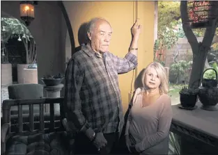  ?? DAI SUGANO — STAFF PHOTOGRAPH­ER ?? Rick Holden, with his wife, Sandra Moll, shows how high 2017 Coyote Creek flood-waters reached in their San Jose backyard.