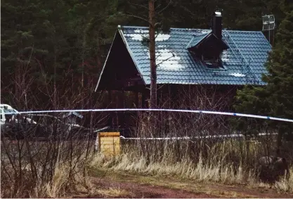  ?? FOTO: IVAR JANSSON/SPT-NYAN ?? ■ Sent lördag kväll den 26 december 2020 kom larmet till huset i Eckerö. Två kvinnor har dömts för mord på mannen som befann sig ensam i sitt hem och som dog av skadorna.