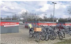  ??  ?? Fahrräder können in Boxen untergebra­cht werden. Für die anderen Fahrradstä­nder fehlt allerdings ein Wetterschu­tz.