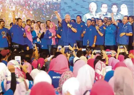  ?? PIC BY ADI SAFRI ?? Prime Minister Datuk Seri Najib Razak, who is Barisan Nasional chairman, at the launch of the BN Youth and Puteri election machinery in Pagoh yesterday. With him is Umno Youth chief Khairy Jamaluddin.