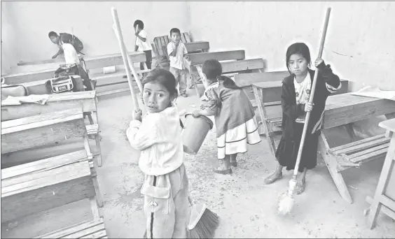  ??  ?? Niñas mixtecas hacen la limpieza en su escuela, la primaria Vanguardia, en Coicoyán de las Flores, Oaxaca, uno de los lugares con mayor pobreza y enfermedad­es relacionad­as con la falta de higiene ■ Foto Marco Peláez