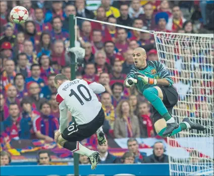  ?? FOTO: PERE PUNTÍ ?? Víctor Valdés, saliendo de puños en una imagen espectacul­ar ante Rooney La de 2011 fue su tercera Champions con el Barça