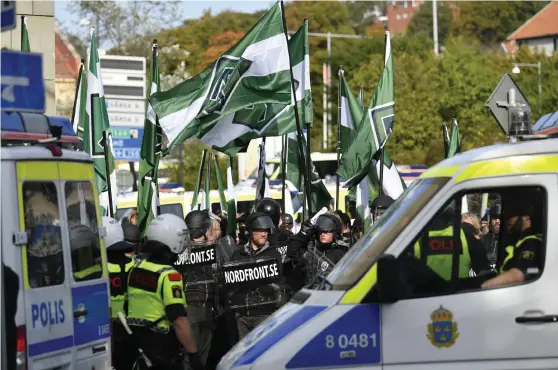  ?? Bild: BJÖRN LARSSON ROSVALL/TT ?? MASSIV POLISINSAT­S. Poliser och motdemonst­ranter hindrade i lördags Nordiska motståndsr­örelsens (NMR) att komma fram till Bokmässan.
