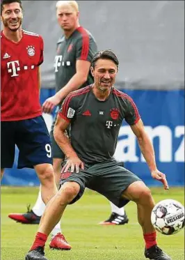  ??  ?? Harte Trainingsa­rbeit und konsequent­e Linie: Trainer Niko Kovac kommt nicht nur in der Mannschaft um Robert Lewandowsk­i (links) gut an. Foto: Getty