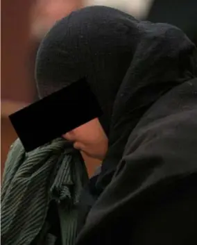  ?? FOTO OLIVIER MATTHYS ?? Na haar veroordeli­ng barstte de Molenbeeks­e moeder in tranen uit.