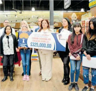  ?? FOTOS: LULÚ MURILLO ?? Alsuper entregó el cheque simbólico