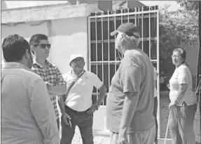  ??  ?? Mario Hervian y Guillermin­a Solís, quienes deben dejar su casa para que se tire el tanque de Chicxulub