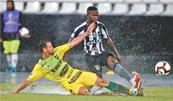  ??  ?? Escalado como titular, o garoto Jonathan fez novamente um bom jogo no Nilton Santos: seguro na marcação e com boas subidas ao ataque