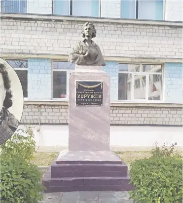  ?? ?? Памятник Вере Хоружей на территории СШ № 6 г. Мозыря.