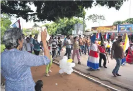  ??  ?? Una devota con pañuelo en mano saluda a la Virgen durante su paso.