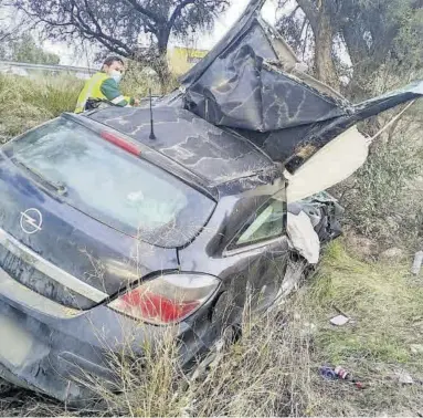  ?? GUARDIA CIVIL ?? Estado en el que ha quedado el vehículo en el que iban las víctimas, vecinas de Borja.
((