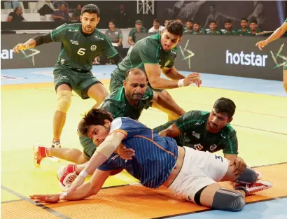  ?? Photo by Juidin Bernarrd ?? India’s Rohit touches the line to gain a point against Pakistan during the Kabaddi Masters on Monday. —