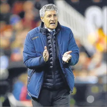  ?? FOTO: EFE ?? Quique Setién aplaude a los suyos en un momento del partido jugado en Mestalla ante el Valencia y que terminó con empate a uno
