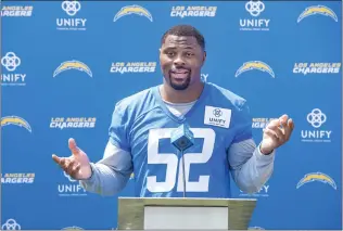  ?? MARK RIGHTMIRE – STAFF PHOTOGRAPH­ER ?? Outside linebacker Khalil Mack speaks with the media Wednesday as he prepares for his first Chargers season.