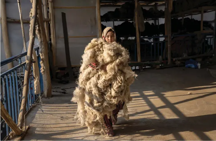  ?? BILD: EBRAHIM NOROOZI ?? En flicka som arbetar med tillverkni­ng av mattor i Kabul. Många flickor och kvinnor kan inte längre utbilda sig i landet.