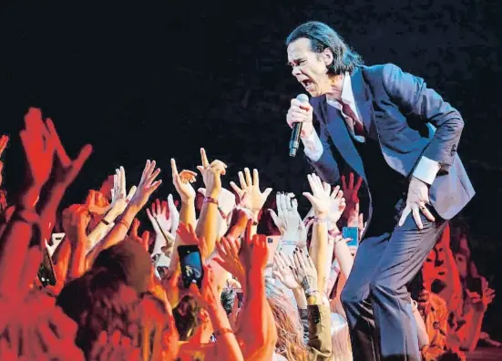  ?? Àlex Garcia ?? Nick Cave va tornar a arrasar al Parc del Fòrum amb un concert en què es va lliurar apassionad­ament al públic