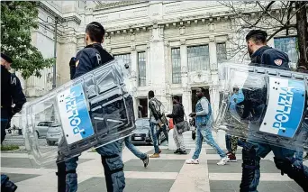  ??  ?? Agenti in tenuta anti sommossa davanti alla stazione Centrale di Milano durante i controlli di ordine pubblico