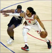  ?? MARCIO JOSE SANCHEZ — THE ASSOCIATED PRESS ?? Knicks guard Derrick Rose, right, is defended by Los Angeles Clippers guard Rajon Rondo during the second half.