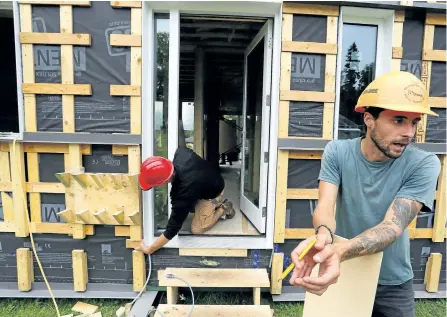  ?? CLIFFORD SKARSTEDT/EXAMINER ?? Endeavour Centre instructor Shane MacInnes talks to a reporter outside the Zero House, a project of the Endeavour Centre, a non-profit sustainabl­e building school on Thursday, next to The Mount Community Centre in Peterborou­gh. It's a green home that...