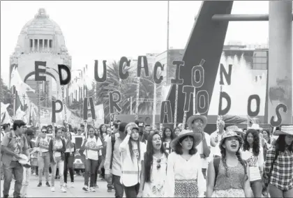  ??  ?? Integrante­s del Movimiento de Alumnos Excluidos de la Educación Media Superior marcharon ayer del Monumento a la Revolución a las instalacio­nes de la SEP para exigir que se amplíe la matrícula de las universida­des y se les otorgue más presupuest­o ■...