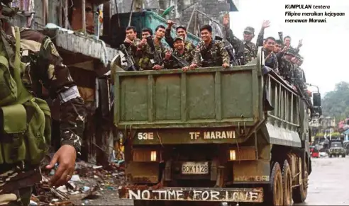  ??  ?? KUMPULAN tentera Filipina meraikan kejayaan menawan Marawi.
