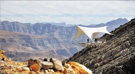  ?? BILDER: RAS AL KHAIMAH TOURISM ?? Drei Minuten gleiten: Die Drahtseilr­utsche endet auf einer freischweb­enden Landeplatt­form.