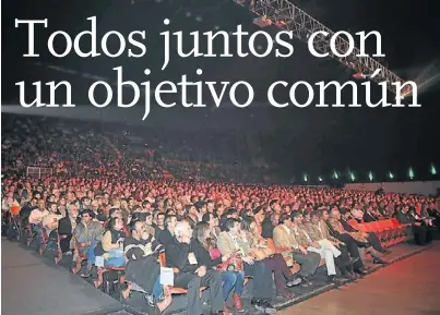  ??  ?? Atentos. Unas 5.000 personas se reunieron en el estadio Orfeo de Córdoba para el evento del Movimiento CREA.