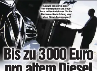  ??  ?? Ein Kfz-Meister in einer VW-Werkstatt: Bis zu 3 000 Euro zahlen Autobauer für die Hardware-Nachrüstun­g vonalten Diesel-Fahrzeugen.