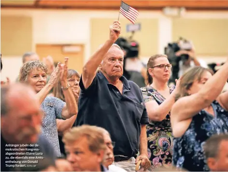  ?? FOTO: AP ?? Anhänger jubeln der demokratis­chen Kongressab­geordneten Elaine Luria zu, die ebenfalls eine Amtsentheb­ung von Donald Trump fordert.