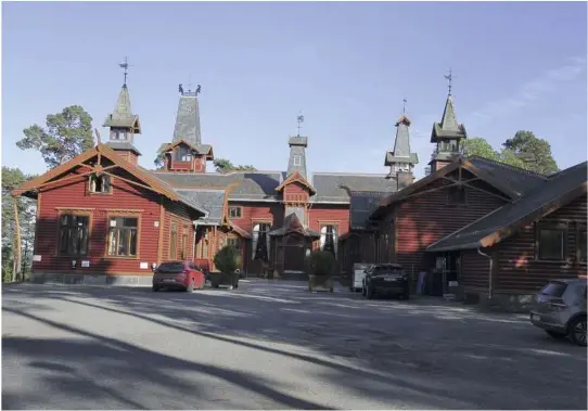  ?? FOTO: TORE SVARVERUD ?? CROFTHOLME­N: Alle er enige om at det er praktbygg. Men det er stor uenighet om det er et bra sted å drive skole.