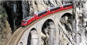  ?? BILD: SN/TP/OTS ?? Der Bernina Express überquert das Landwasser­viadukt.