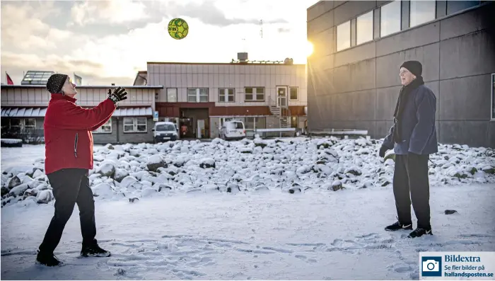  ?? Bild: Jari Välitalo ?? På Idrottscen­trum vid Högskolan genomför seniorgrup­pen sin träning utomhus. Barbro Arvidsson och Christer Arvidsson värmer upp med lite bollkastin­g. ”Det här är vår höjdpunkt i dess pandemitid­er,” säger Barbro.